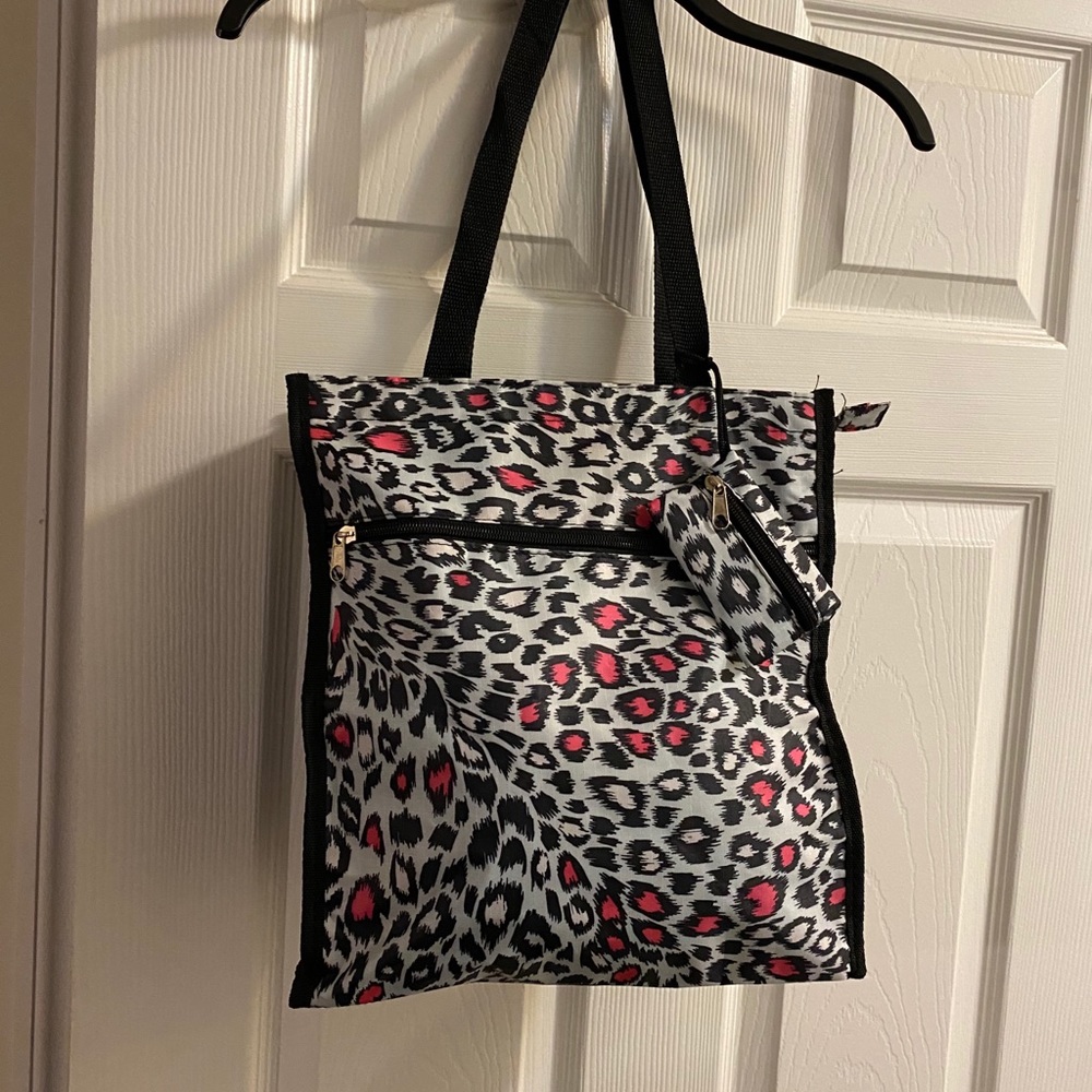 🌿 Never Used Leopard print Nylon Bag